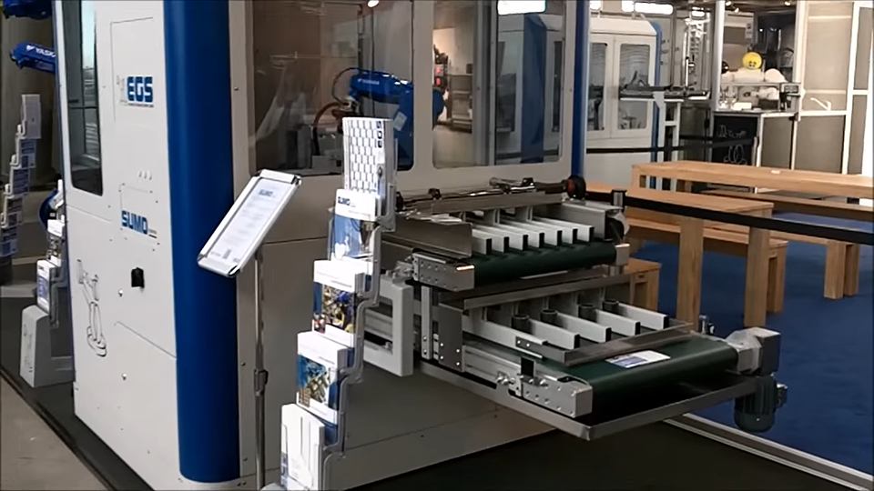 blauer yaskawa roboter in Automationszelle